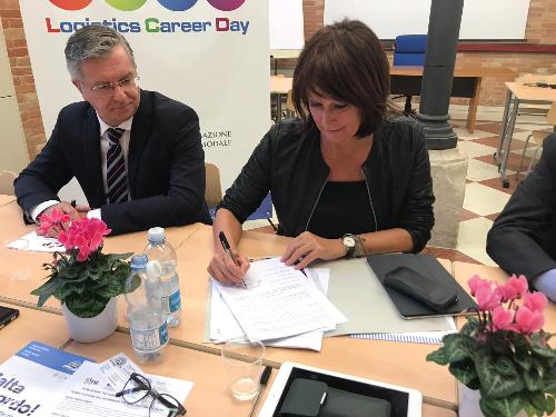 L'assessore FVG alla Formazione, Alessia Rosolen, sottoscrive l'accordo di collaborazione con il Veneto